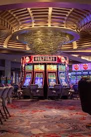 Casino-style slot games and live dealer tables at 790pub